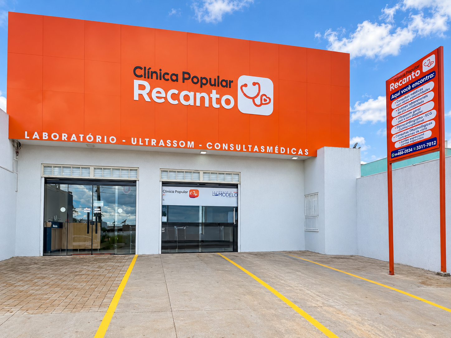 Fachada da Clínica Popular Recanto, com letreiro laranja e entrada de vidro, em Anápolis.